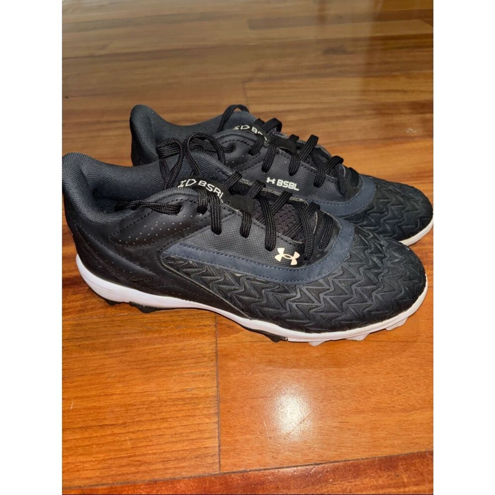 Under Armour Kids Black and White Athletic football baseball Cleats size 5.5Y